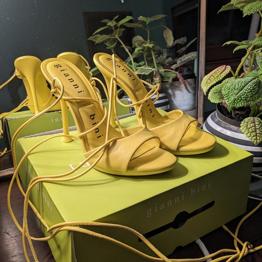 Gianni Bini  Yuri sandle bumble bee yellow size 8 never worn still in the box